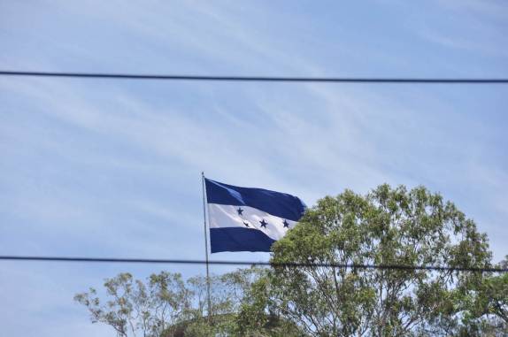 A bandeira do país tremula em parque de Tegucigalpa, a capital de Honduras